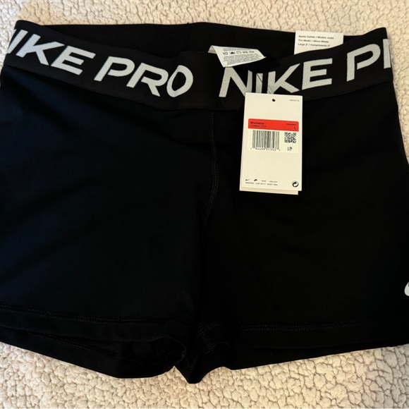 Women’s black Nike Pro shorts - Picture 1 of 7